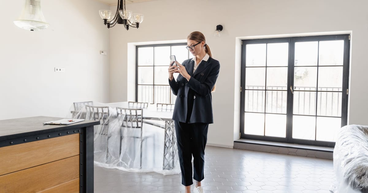 Mobile friendly real estate website in Dubai: what property buyers need on a phone