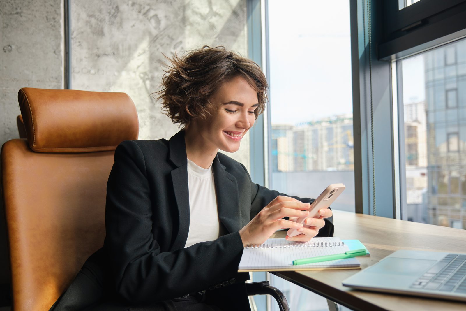 WhatsApp Business API vs WhatsApp Business App: What Dubai Businesses Actually Need